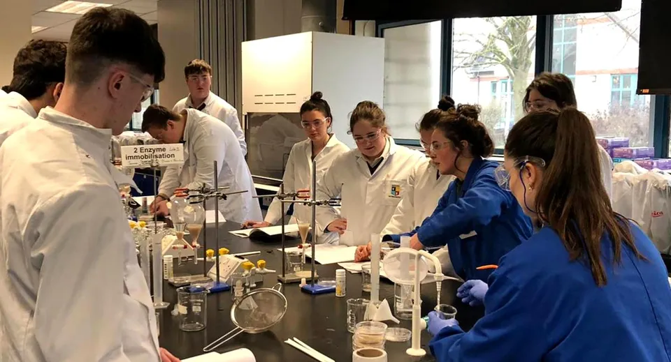 Studenti e studentesse del St. Bricin’s College svolgono insieme un esperimento in laboratorio.