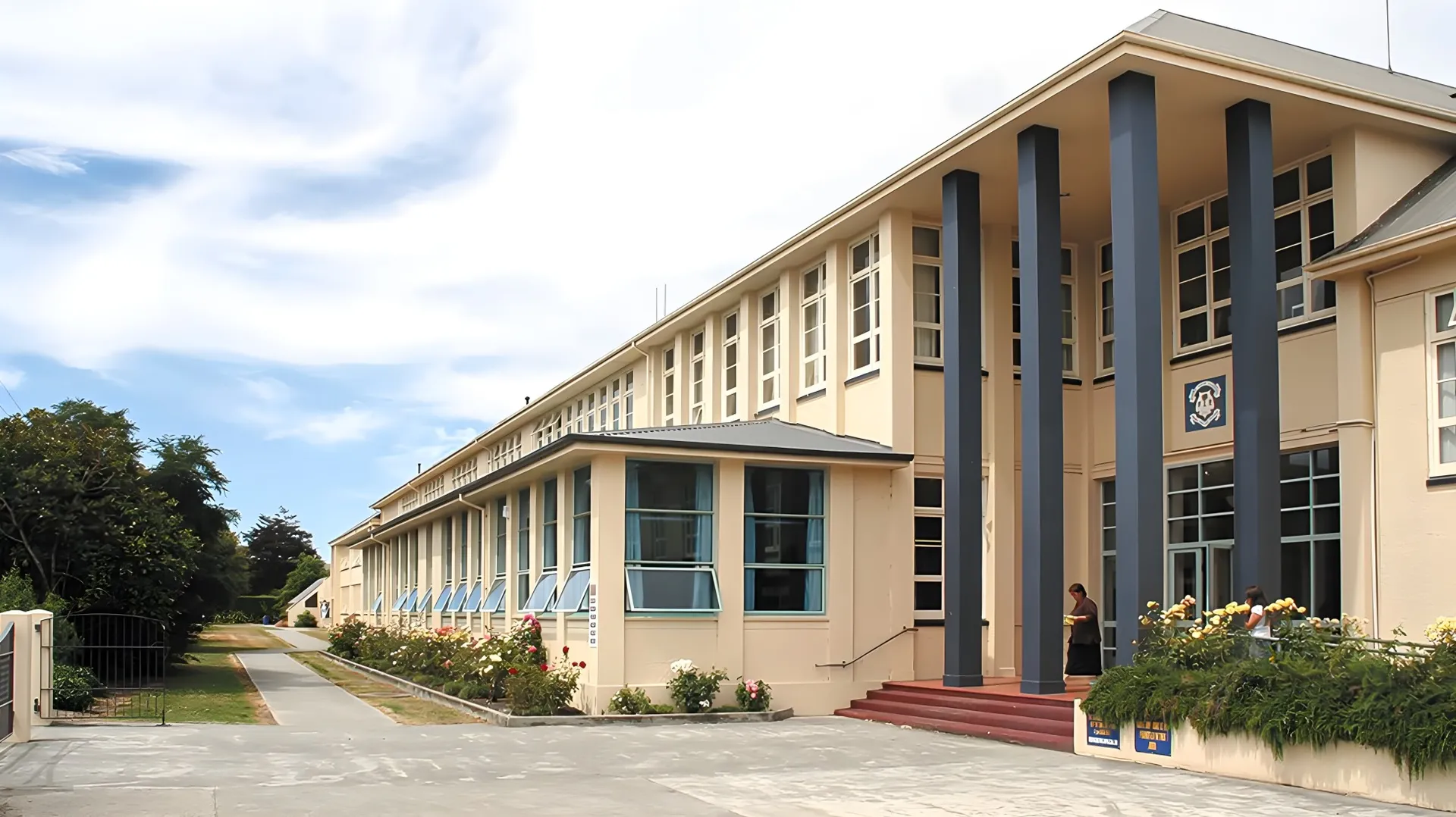 L'edificio principale a più piani della Gore High School è circondato da un viale pavimentato e da curati spazi verdi.