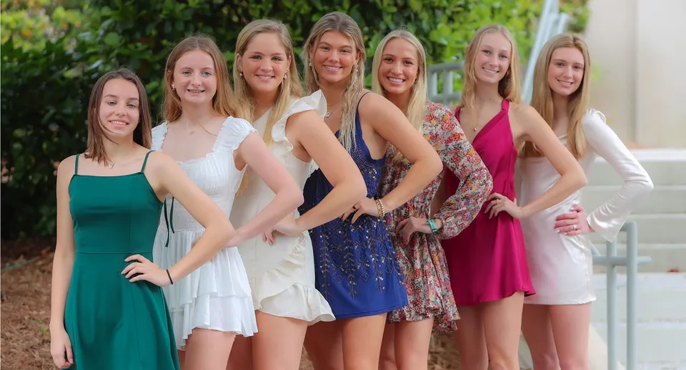 Un gruppo di studenti della Hilton Head Preparatory School si trova nel verde e posa insieme per una foto.