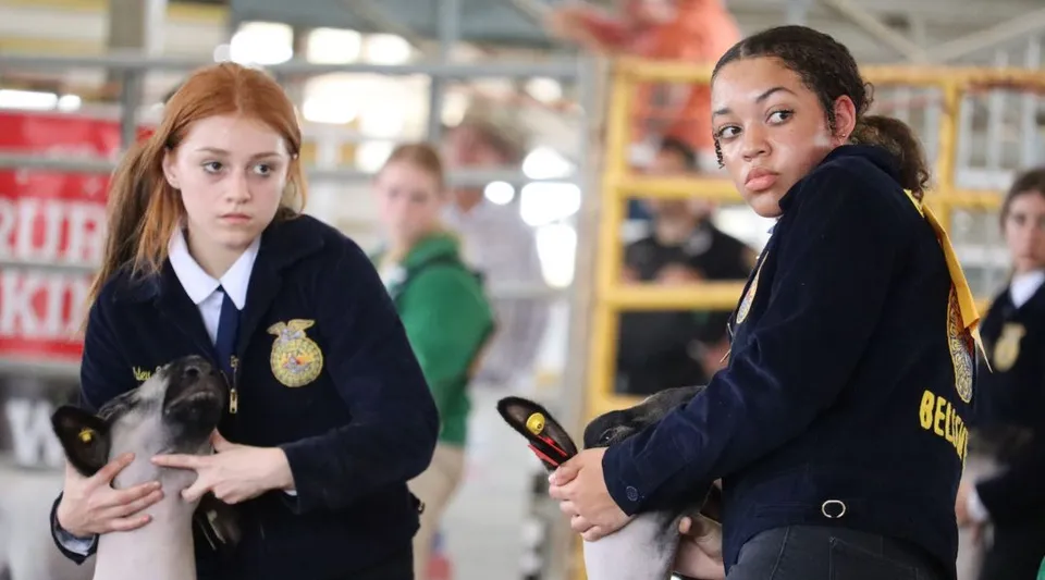 Due studentesse delle Marion County Public Schools in uniformi da poliziotto si trovano in una stazione di polizia o in una struttura di addestramento.