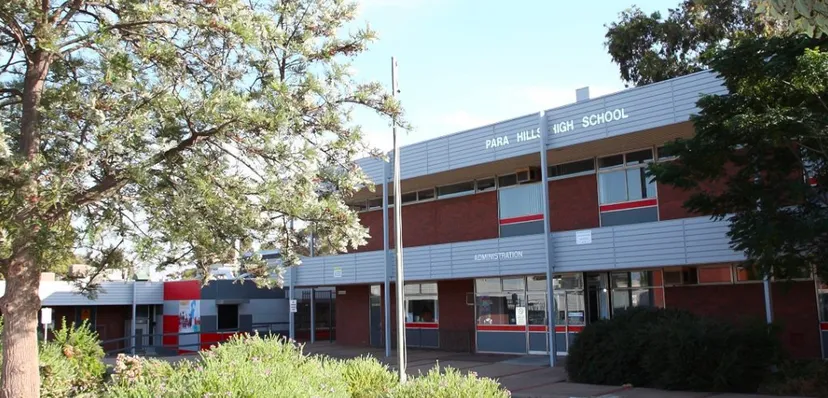 L'edificio della Para Hills High School è circondato da alberi verdi e piante.