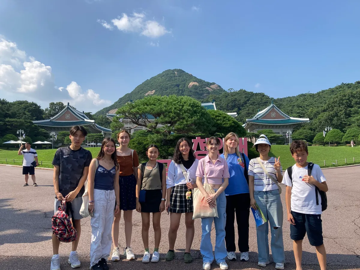 Gruppe von Studierenden bei einer Outdoor-Aktivität in den Bergen Südkoreas.
