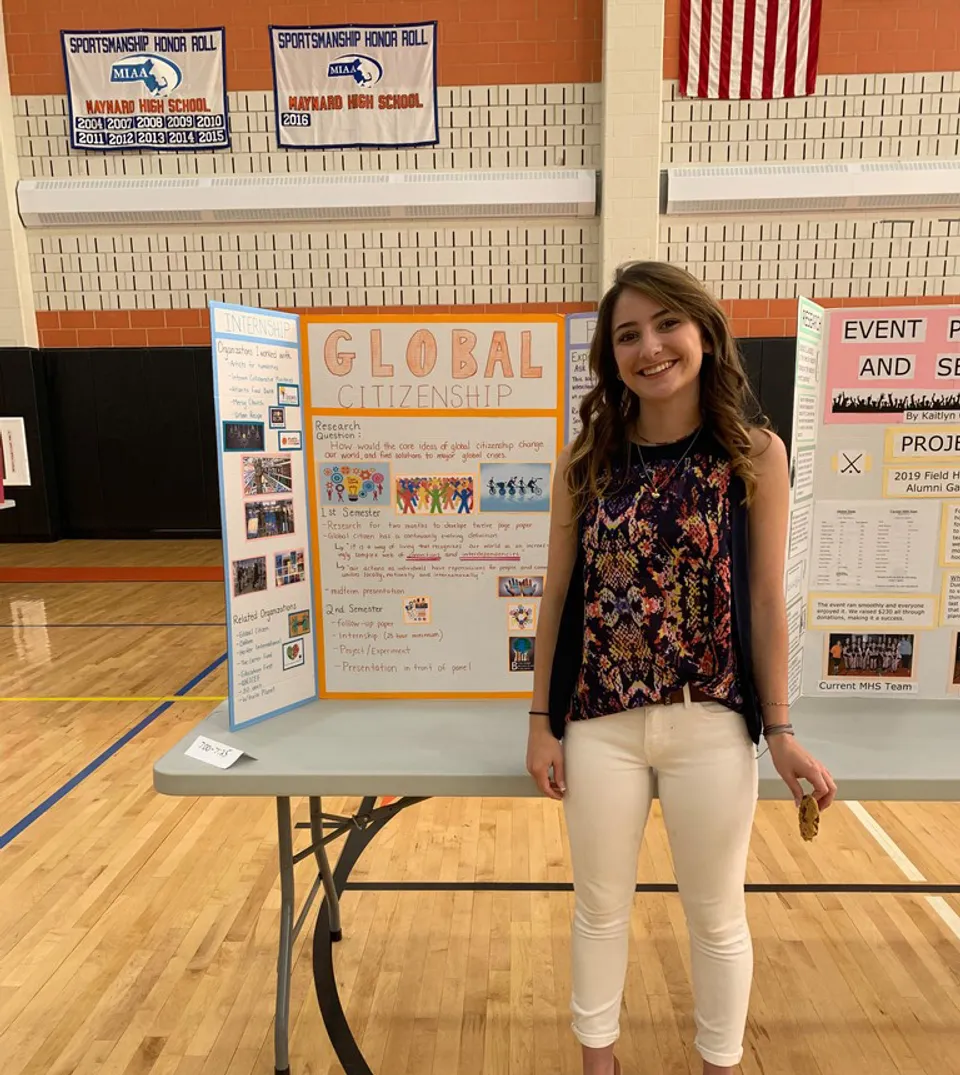 Una studentessa davanti a una presentazione sul tema Global Citizenship nel campus della Maynard High School.
