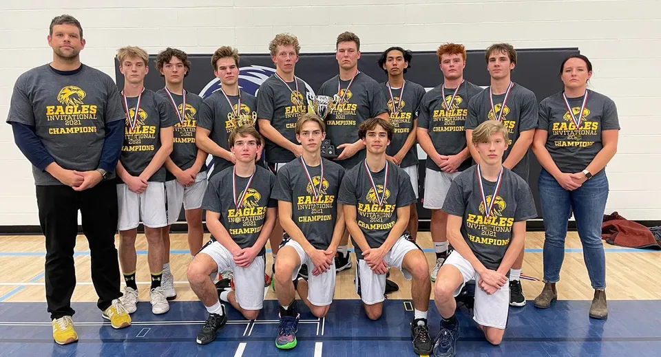 Un gruppo di studenti della Strathmore High School posa insieme in palestra indossando le divise sportive.
