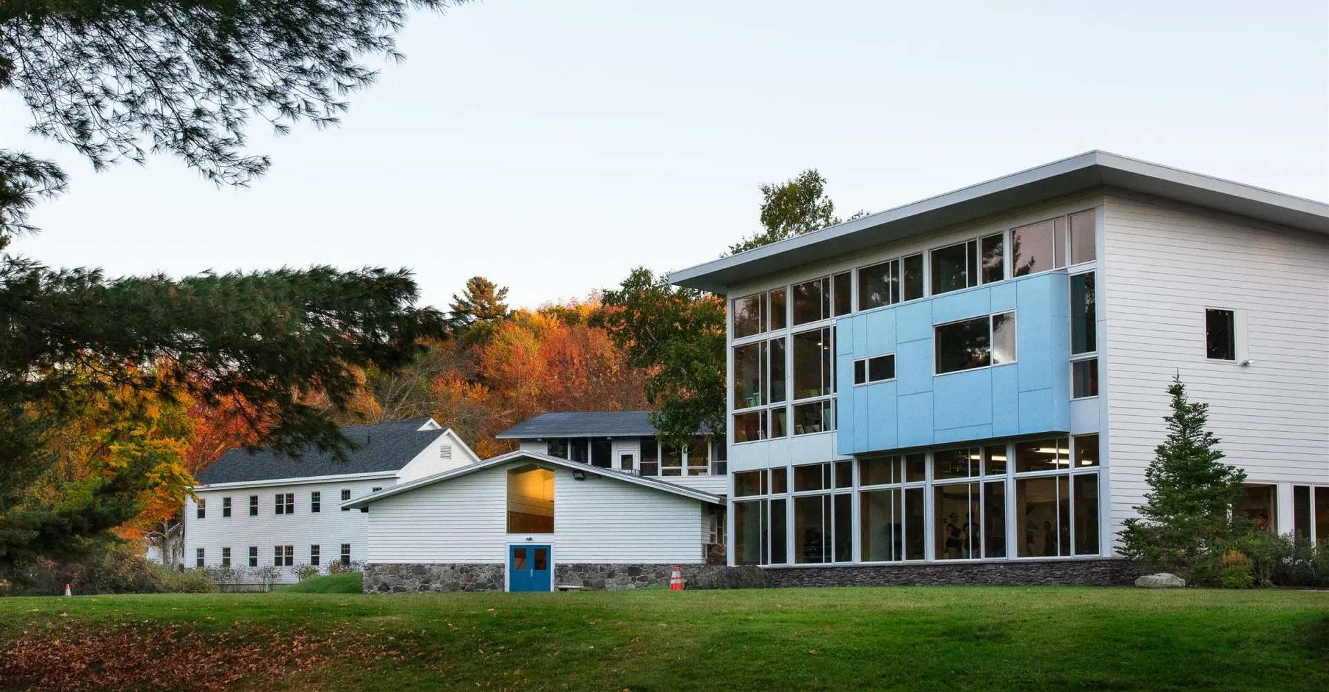 L'edificio a più piani della White Mountain School è circondato da alberi con foglie autunnali.