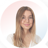 Retrato circular de una joven sonriente con gafas