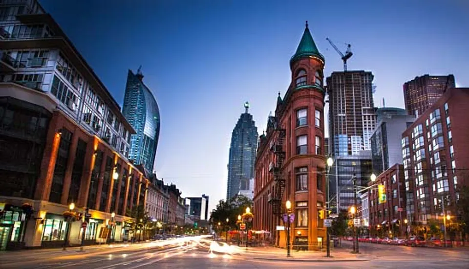 Vista notturna di un vivace paesaggio urbano con grattacieli ed edifici storici vicino al Dr. Norman Bethune Collegiate Institute.