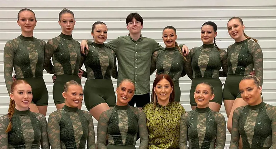 Donne in uniforme militare sono schierate in fila nel campus dell'Oak Leaf Studio.