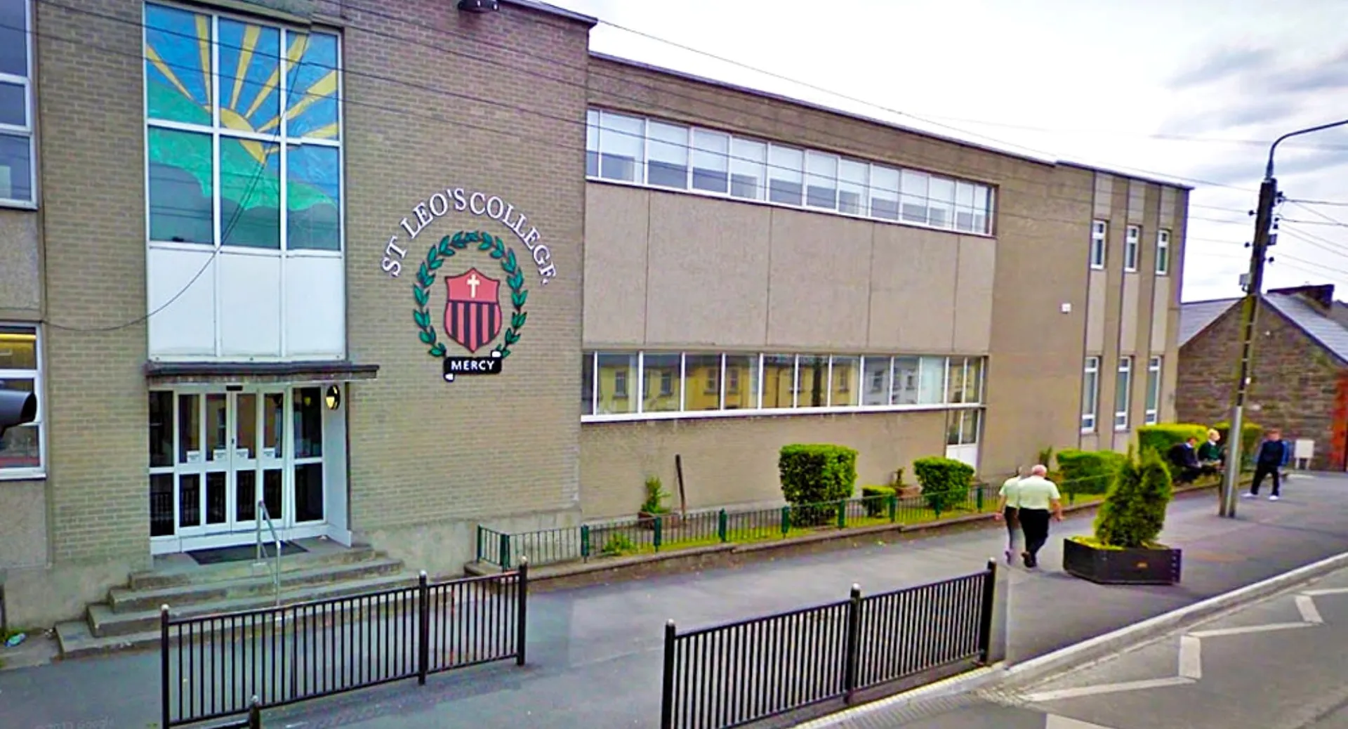 L'edificio in mattoni a più piani del St. Leo’s College è riconoscibile da un grande logo sulla facciata.