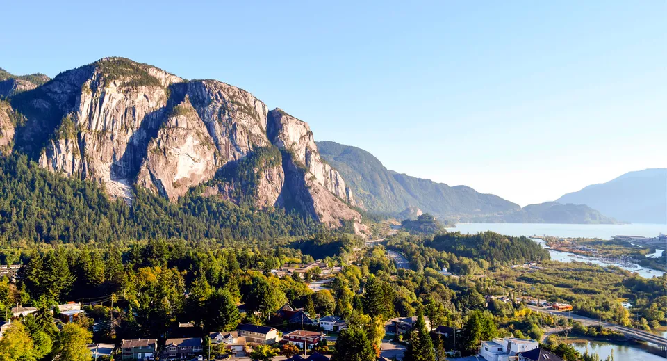 Montagne maestose svettano sulla valle boscosa vicino alla Howe Sound Secondary School.