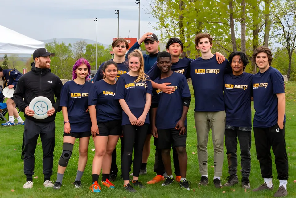 Un gruppo di studentesse e studenti della Québec High School insieme su un prato come squadra sportiva.