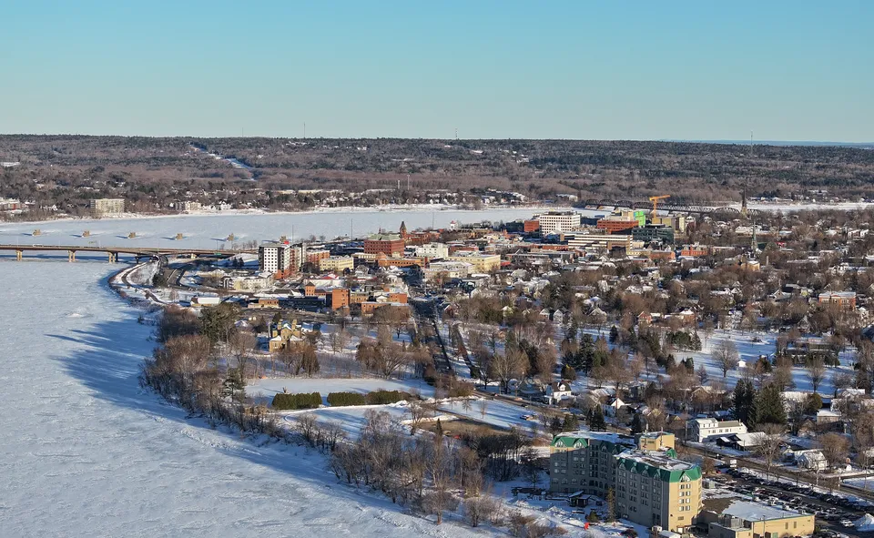 Vista innevata della città con il fiume ghiacciato sullo sfondo della Fredericton High School.