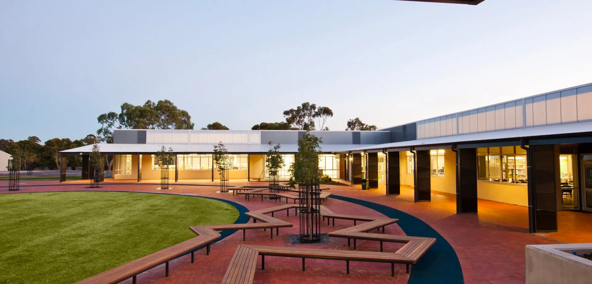 L'edificio moderno del Reynella East College è a un solo piano ed è circondato da ben curati spazi verdi e da un vialetto pavimentato.