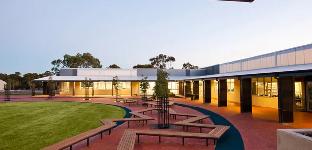 L'edificio moderno del Reynella East College è a un solo piano ed è circondato da ben curati spazi verdi e da un vialetto pavimentato.