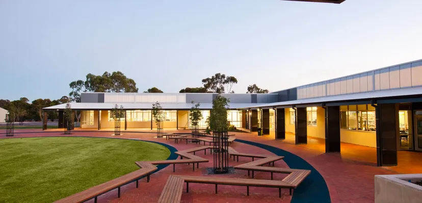 L'edificio moderno del Reynella East College è a un solo piano ed è circondato da ben curati spazi verdi e da un vialetto pavimentato.