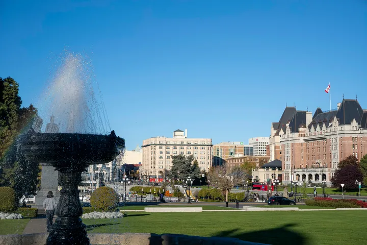 Springbrunnen und das historische Fairmont Empress Hotel in Downtown Victoria