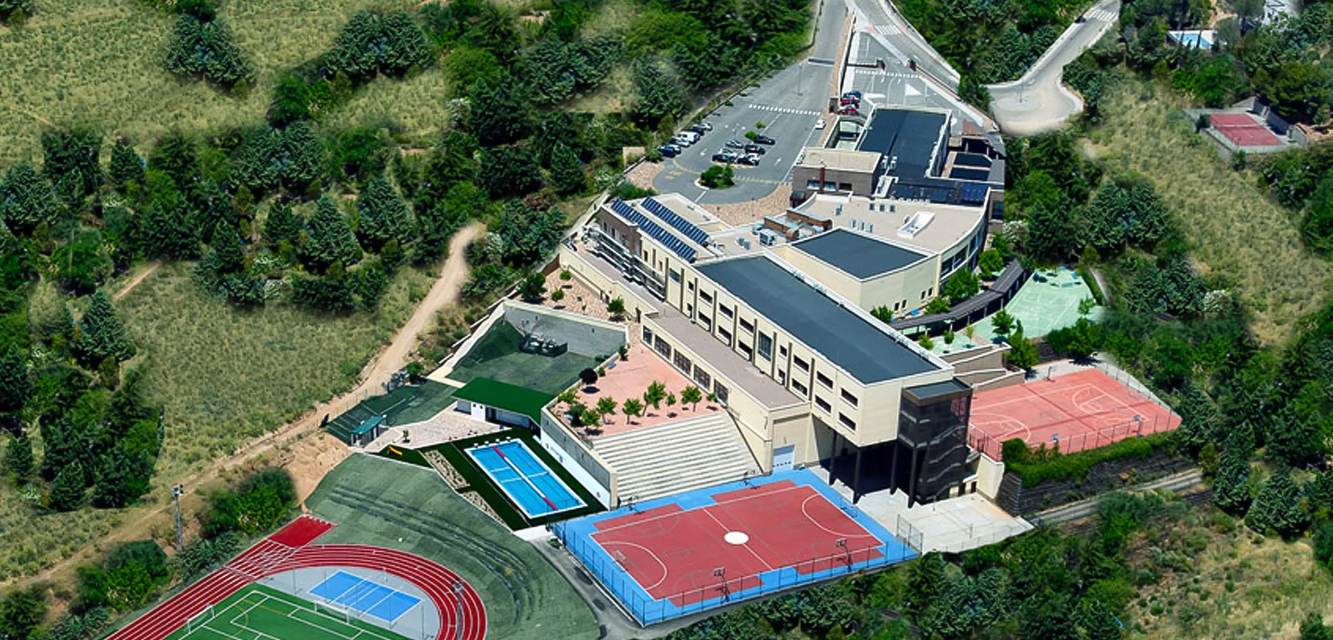 Vista aerea del complesso di edifici e degli impianti sportivi nel campus della International School San Patricio Toledo.