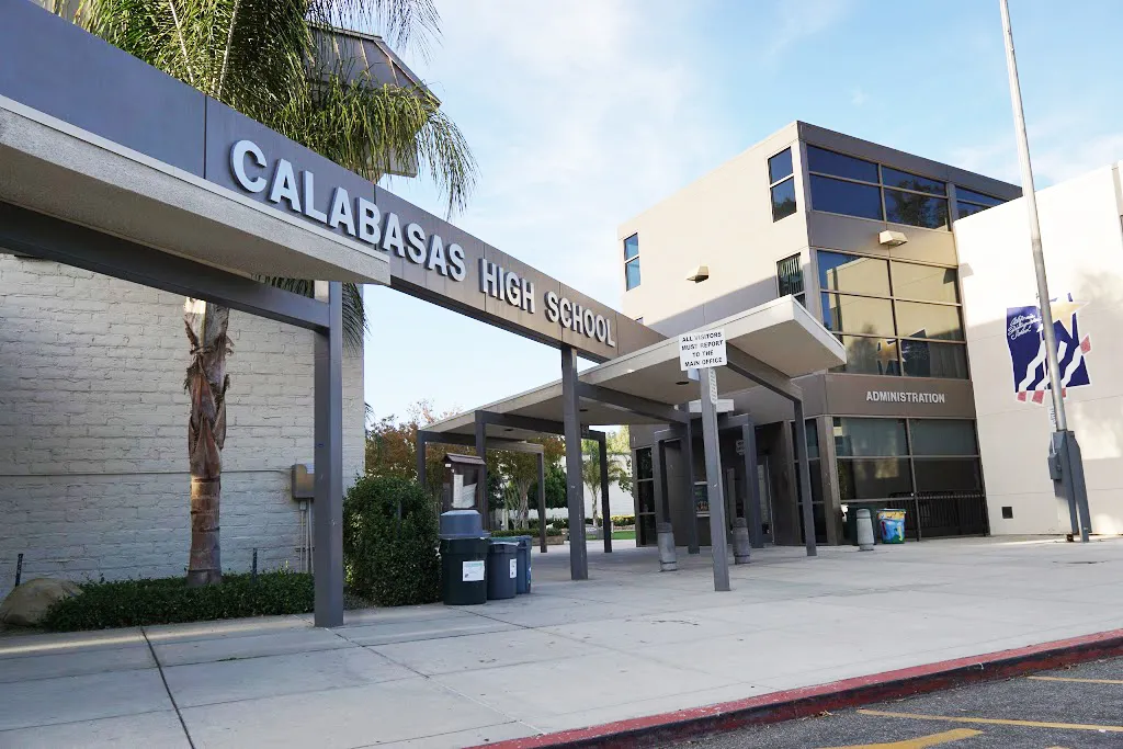 La vista exterior moderna del edificio de Calabasas High School con grandes ventanas y una zona de entrada cubierta.
