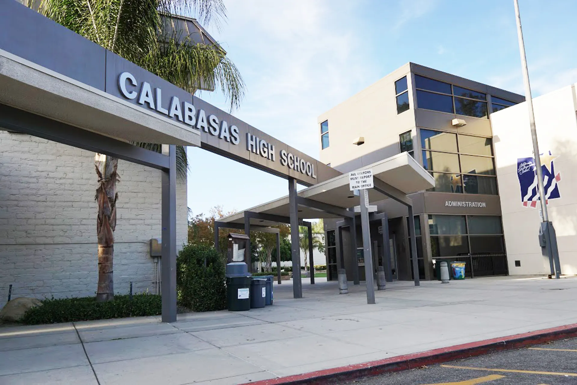 La vista esterna moderna dell'edificio della Calabasas High School con grandi finestre e ingresso coperto.
