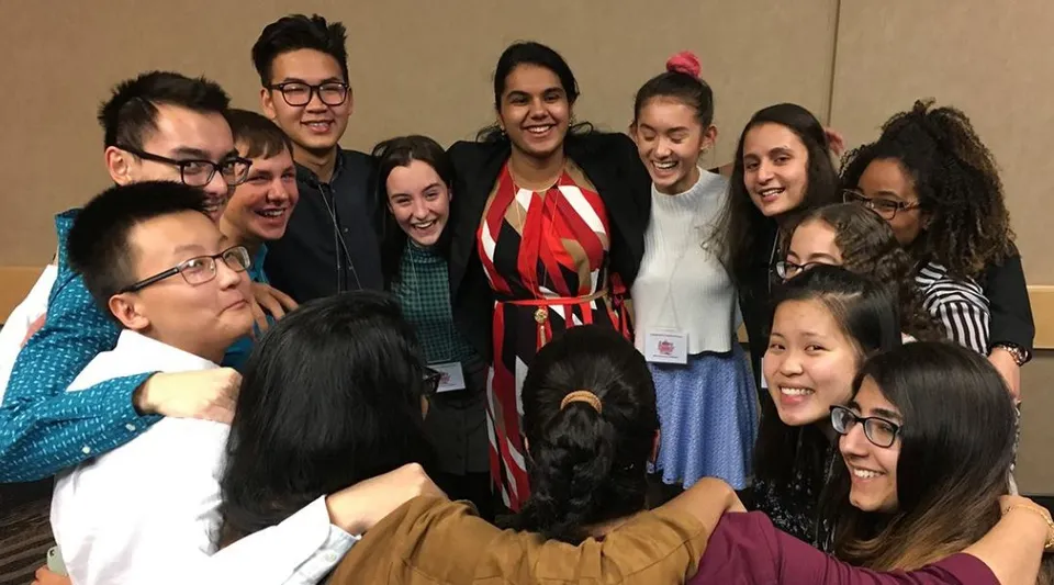 Un gruppo di studenti si riunisce in un ambiente accademico nel campus della Marion M. Graham Collegiate.