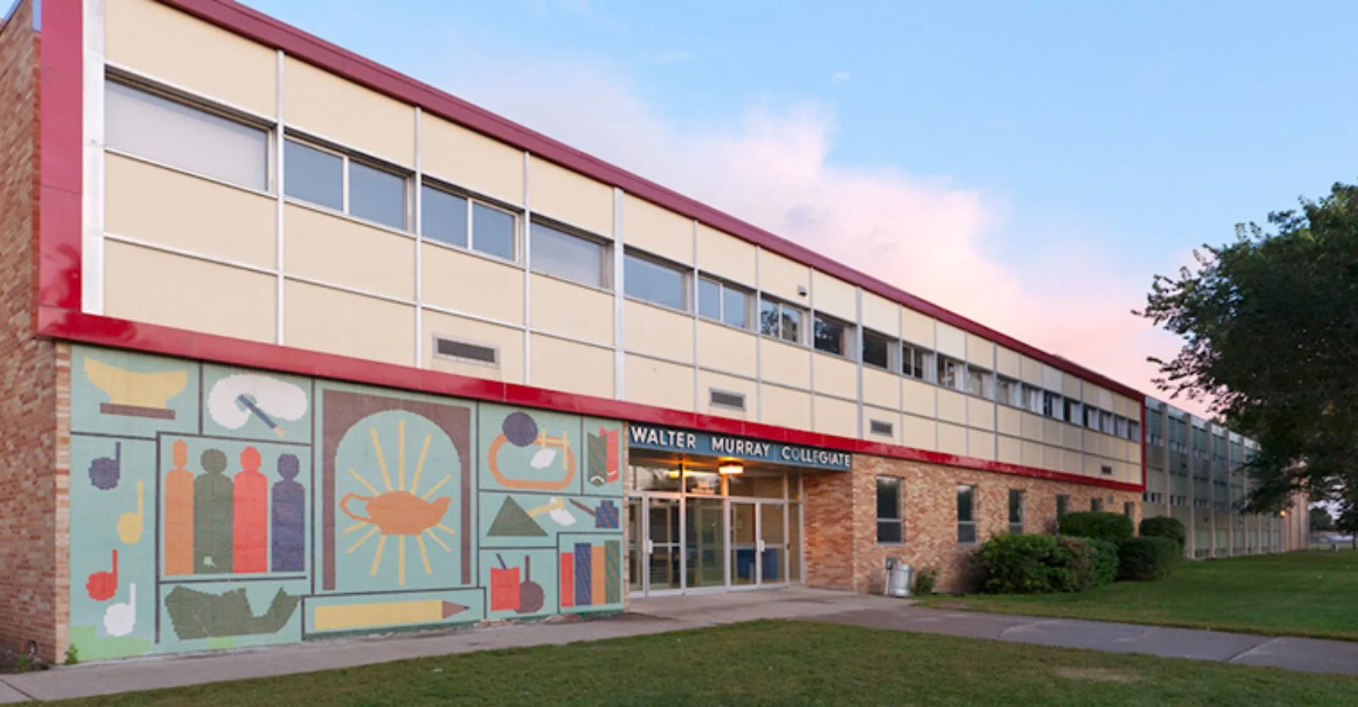 L'edificio della Walter Murray Collegiate con un mosaico colorato e l'ingresso a vetri.