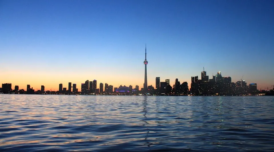 Vista dello skyline di Toronto con la CN Tower al tramonto dalla Royal Crown School.