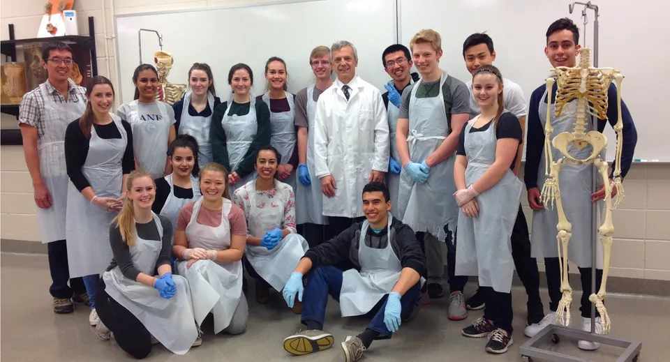 Un gruppo di studenti della Robert Thirsk High School in un'aula didattica di medicina con attrezzature mediche.