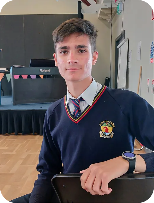 Estudiante con uniforme escolar sentado en un aula durante su año escolar en Irlanda