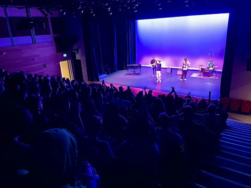 Un grande gruppo di studenti assiste a uno spettacolo teatrale nell'auditorium della École secondaire publique Mille-îles.