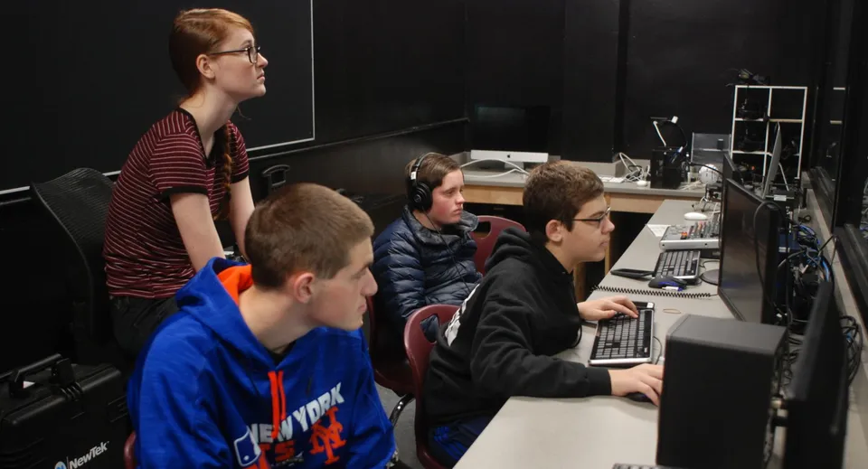 Studenti della Orangeville District Secondary School lavorano ai computer in un'aula.
