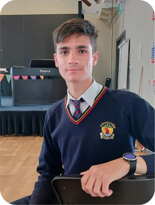 Studente in divisa scolastica seduto in un'aula durante l'anno all'estero in Irlanda
