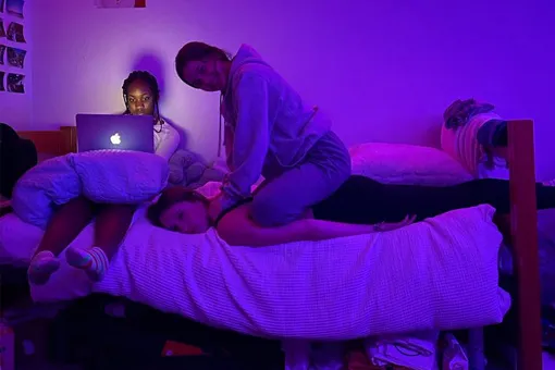 Aitana y sus compañeras de dormitorio.