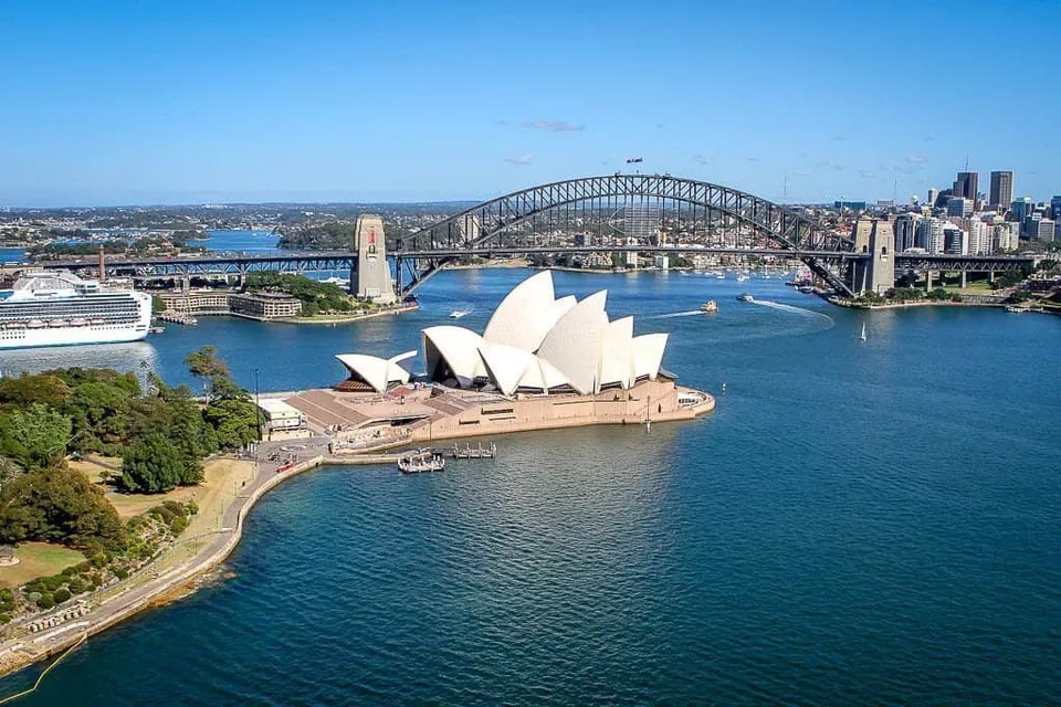 La vista sul porto con la Sydney Opera House e il Harbour Bridge dal terreno della Davidson High School.