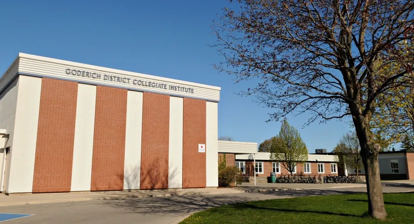 L'edificio in mattoni del Goderich District Collegiate Institute è circondato da un prato con un albero in primo piano.