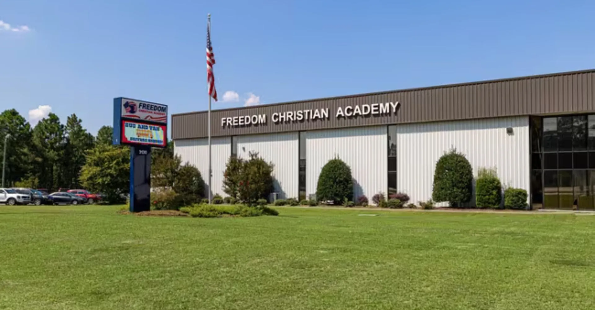 L'edificio della Freedom Christian Academy è circondato da un prato ben curato e alberi.