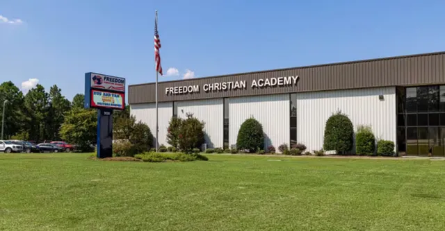 L'edificio della Freedom Christian Academy è circondato da un prato ben curato e alberi.