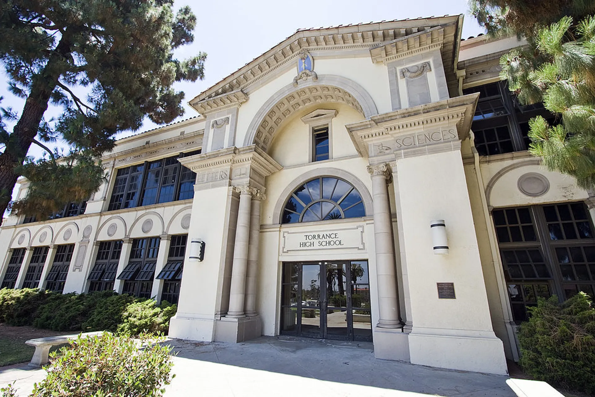 Lo storico edificio curvo della Torrance High School è circondato da alberi.