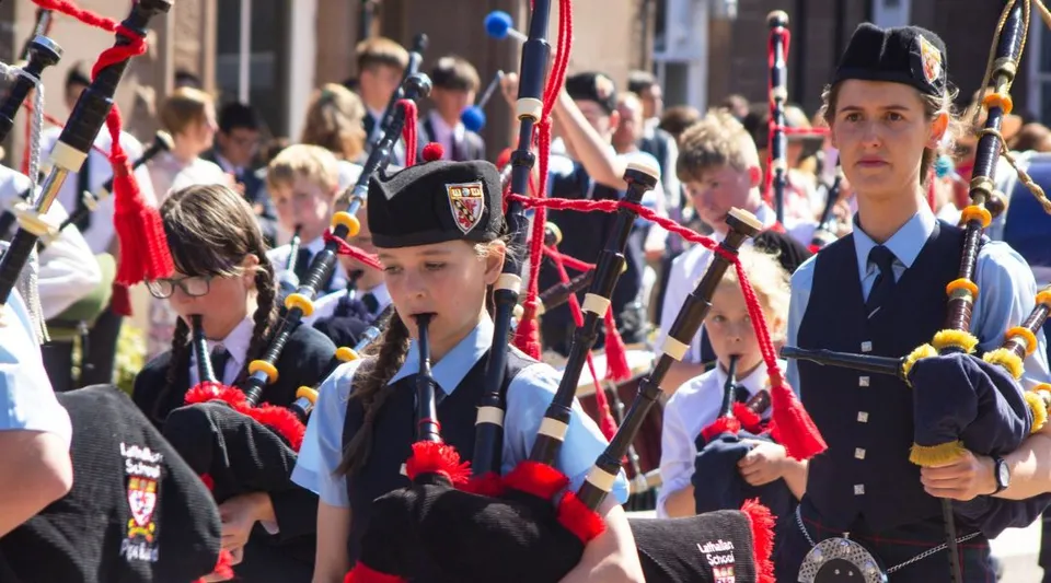 Studenti della Lathallan School in uniforme mentre suonano la cornamusa.