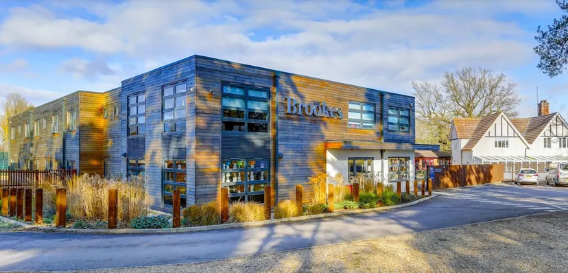Un moderno edificio a più piani con elementi di facciata blu e gialli nel campus della Brookes UK.