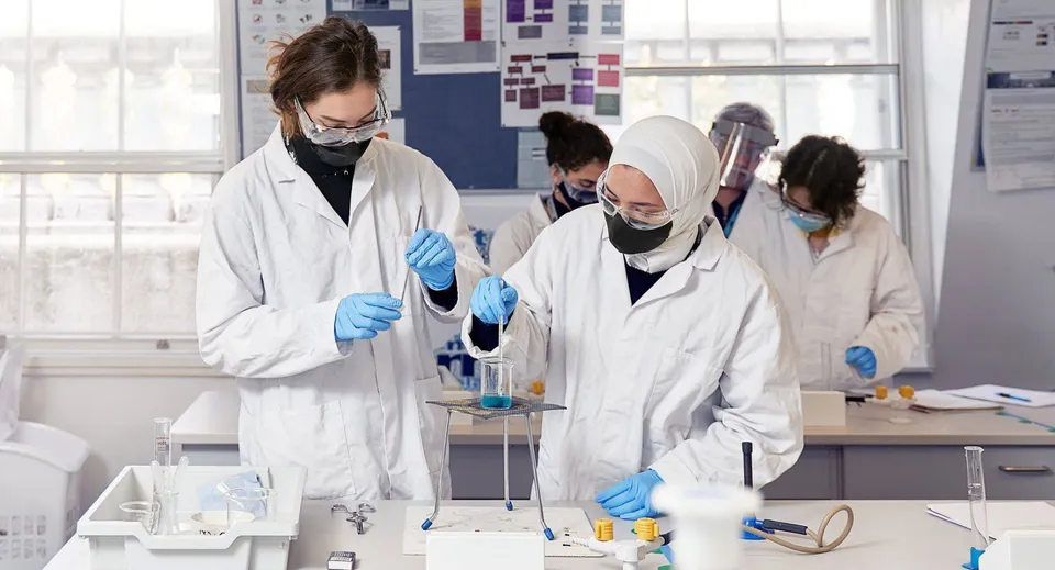 Studenti della Worthgate School Canterbury lavorano in laboratorio con attrezzature scientifiche.
