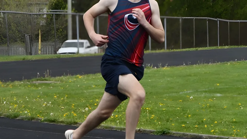 Una persona corre sulla pista di atletica nel terreno della St. Anne's Catholic School.