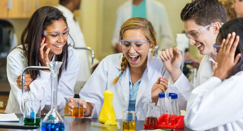 Studenti del Coláiste Éamann Rís discutono ed esperimentano insieme in un laboratorio.