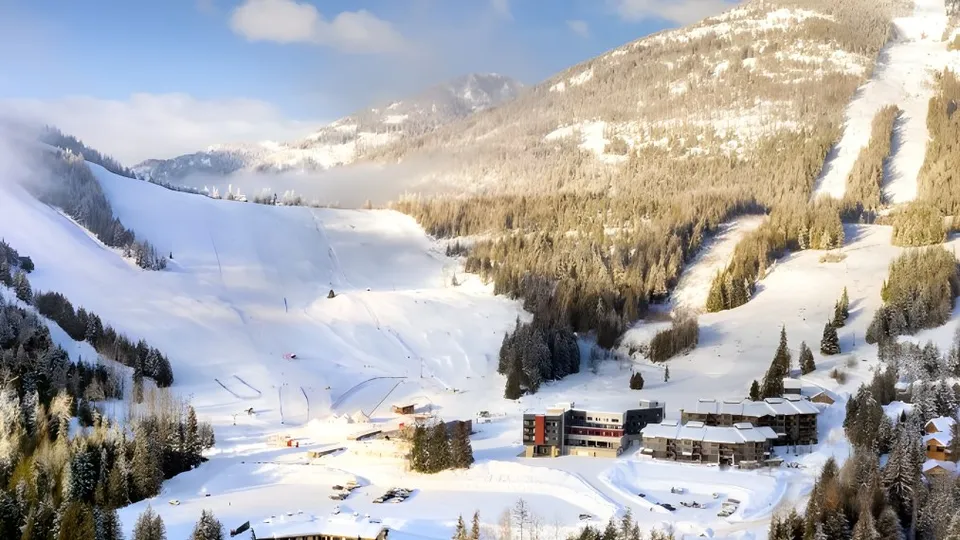 Il panorama montano innevato con un comprensorio sciistico si trova in una valle vicino alla École des Sept Sommets.