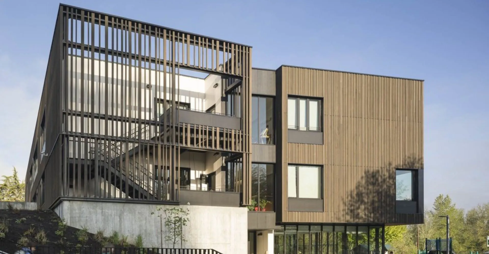 L'edificio moderno a più piani della Oregon Episcopal School è circondato da aree verdi.