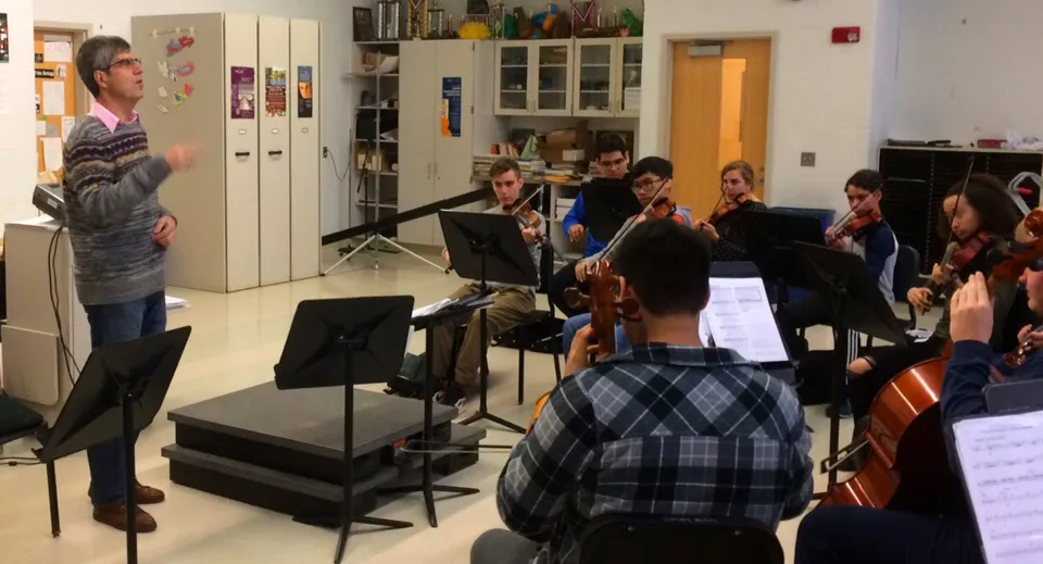 Un gruppo di studenti e studentesse con strumenti musicali si riunisce nell'aula di musica del Galway Community College.