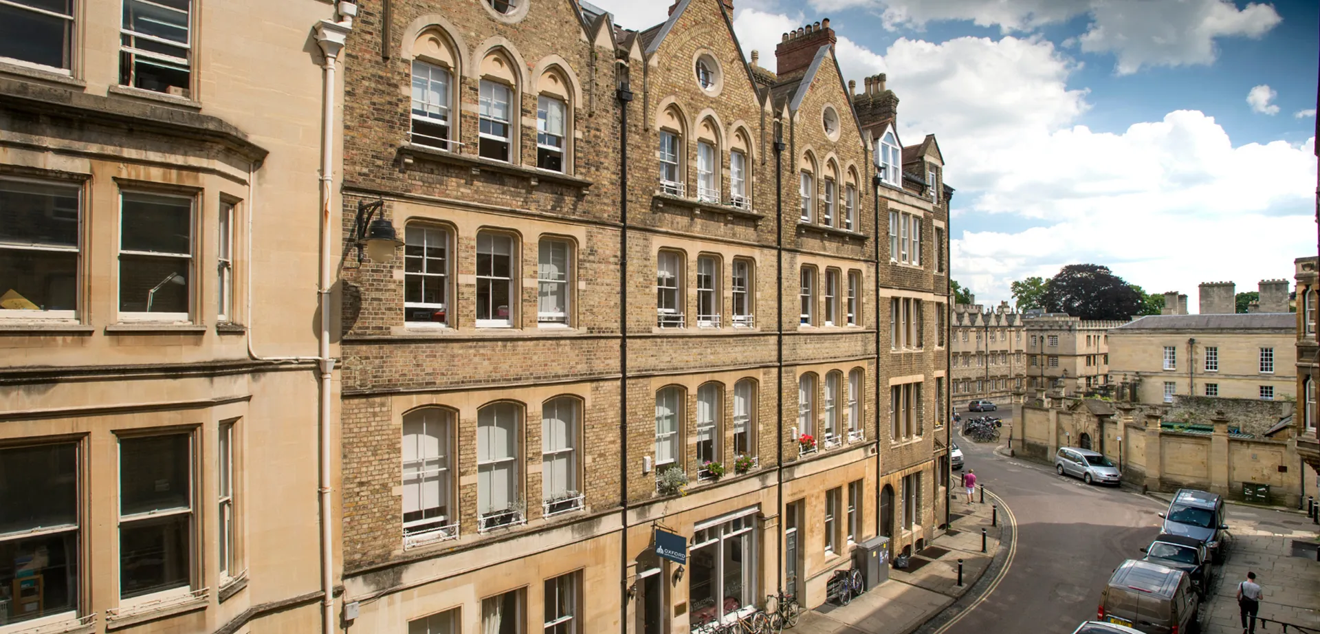 L'edificio storico in mattoni dell'Oxford Sixth Form College si sviluppa su più piani ed è caratterizzato da numerose finestre.