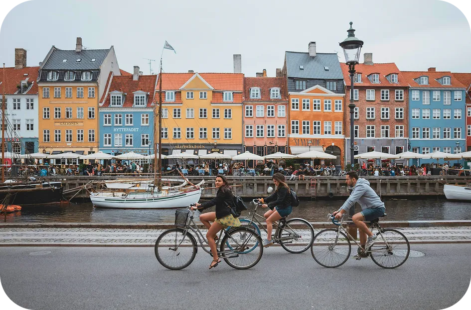 Radfahrer vor den bunten Häusern am Nyhavn in Kopenhagen