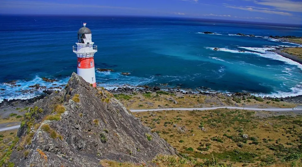 Un faro si erge su una scogliera con vista sul mare nel campus del King's College.
