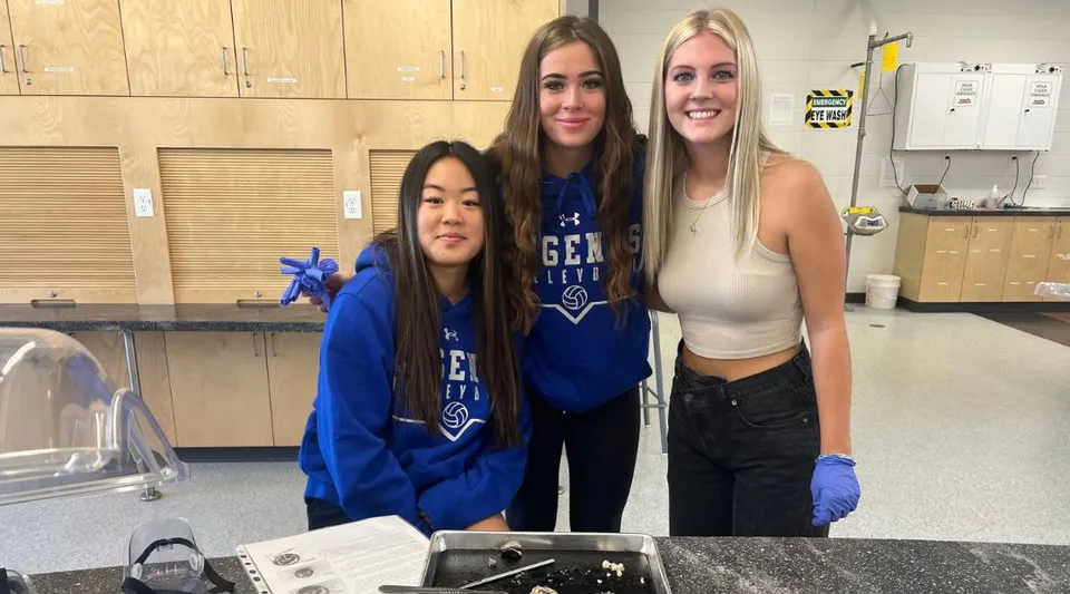 Tre studentesse della All Saints High School a Calgary sono insieme e sorridono nella zona degli armadietti.