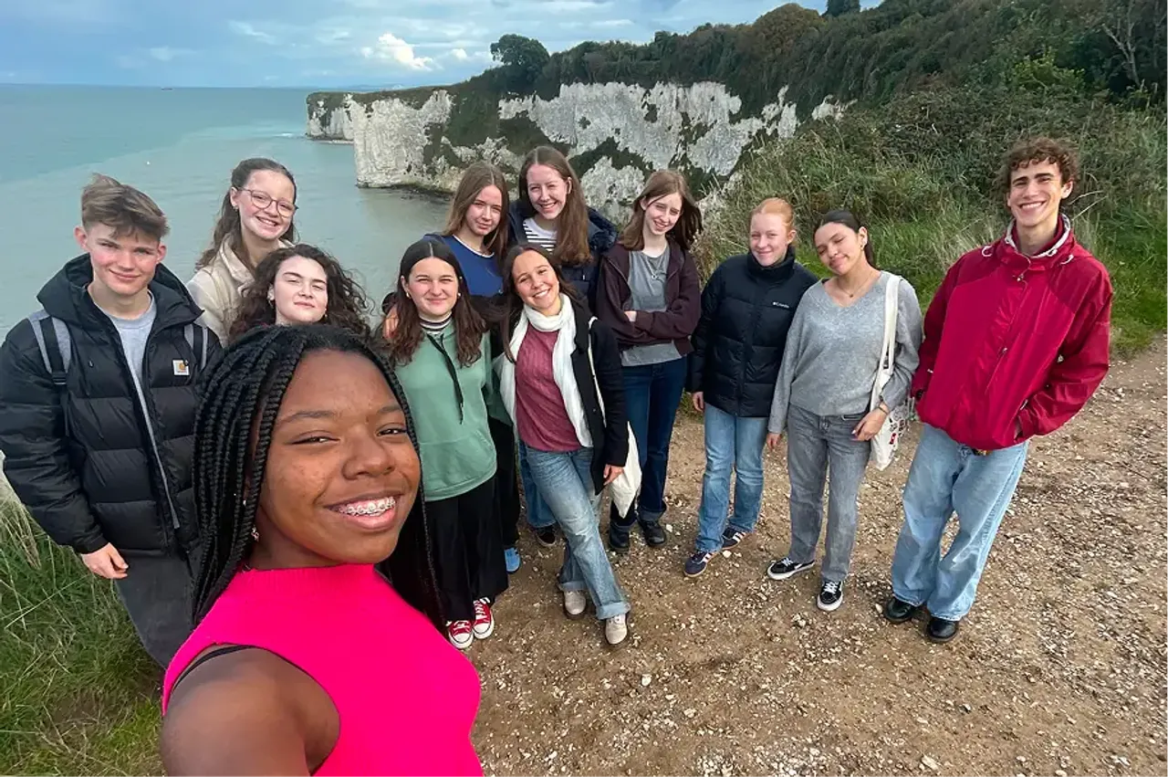 Selfie di gruppo di studenti su una scogliera bianca affacciata sul mare